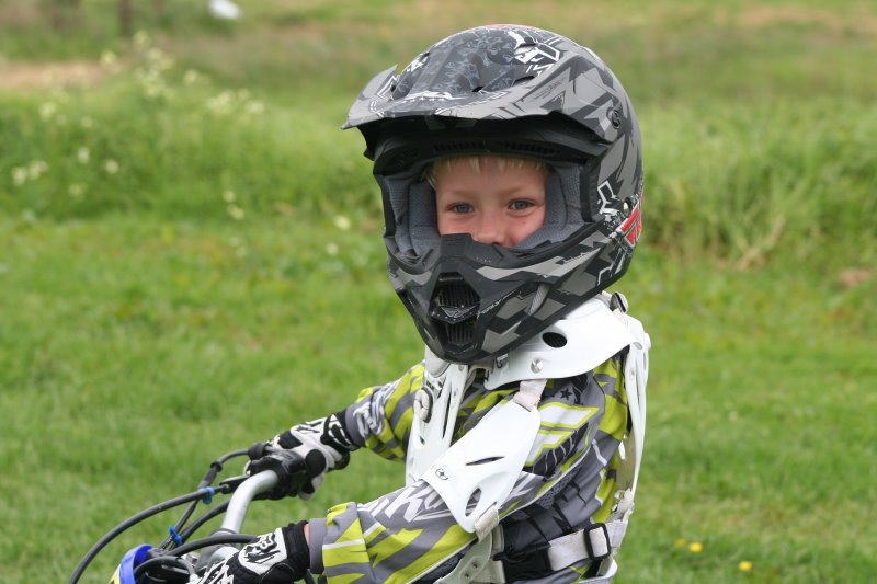 Das Kind mit Fahrradhelm Das Kind mit Fahrradhelm
