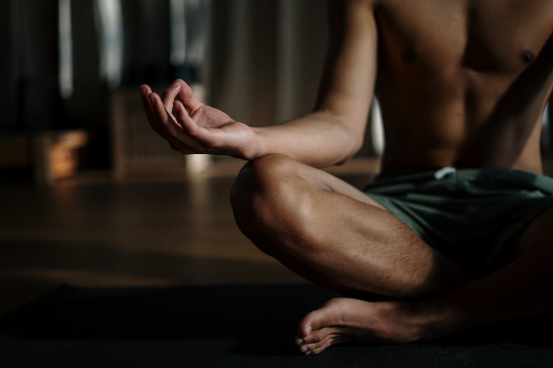 Mann praktiziert Yoga mit Mudras Mann praktiziert Yoga mit Mudras