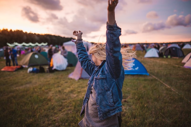 Frau auf einem Festival.