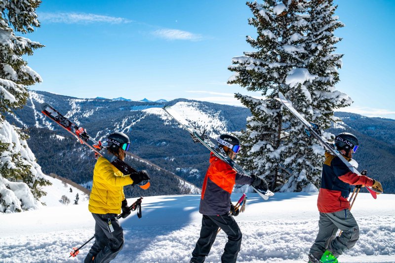 Skifahrer laufen durch den Schnee Skischuhheizung im Test
