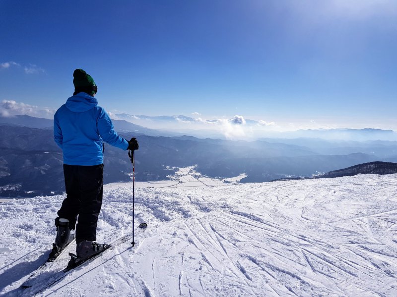 Skifahrer mit Blick auf die Piste Skischuhheizung im Test