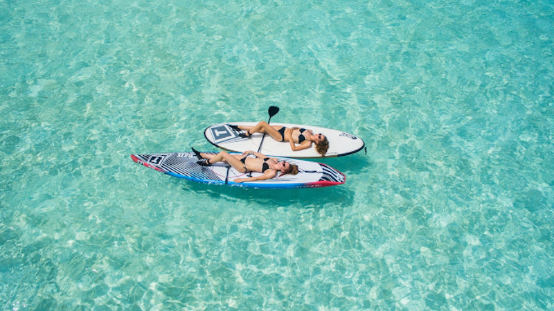 Zwei Frauen auf SUP Boards