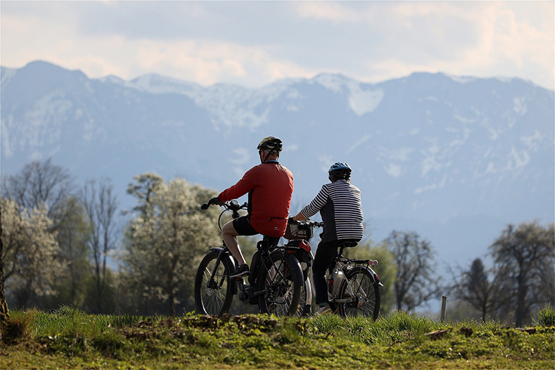 Trekking E-Bike Radfahrer Trekking E-Bike Fahrer auf Tour