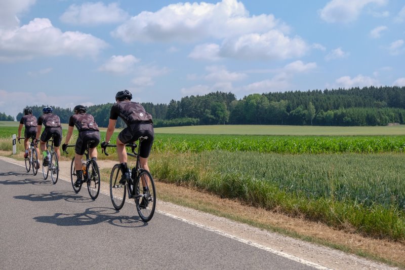 Rennradlenker von Rennradfahrern. Rennradfahrer in einer Reihe