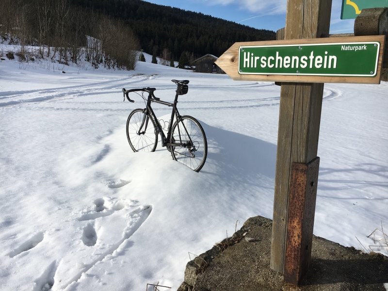 Rennradlenker sind auch für den Schnee geeignet. Rennradlenker im Schnee.