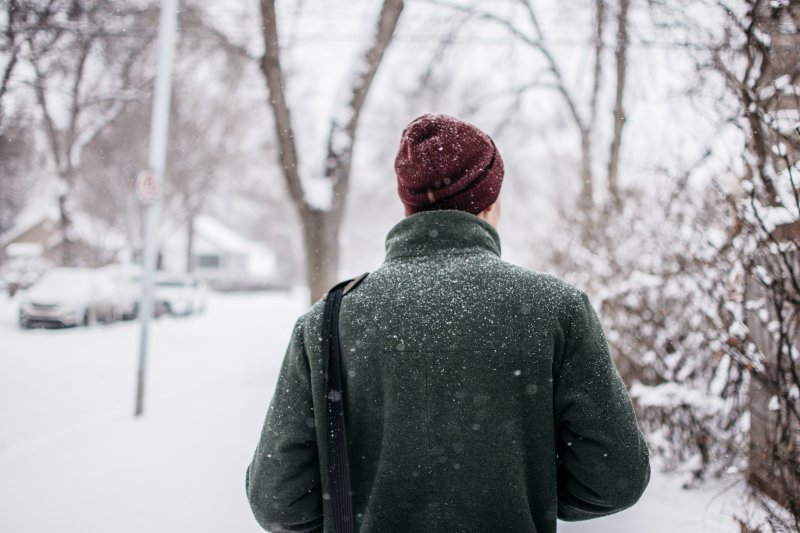 Rücken eines Mannes im Winter. Rücken