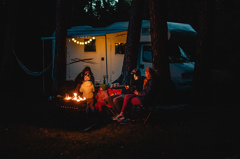 Camping mit der Familie und einem Wohnmobil