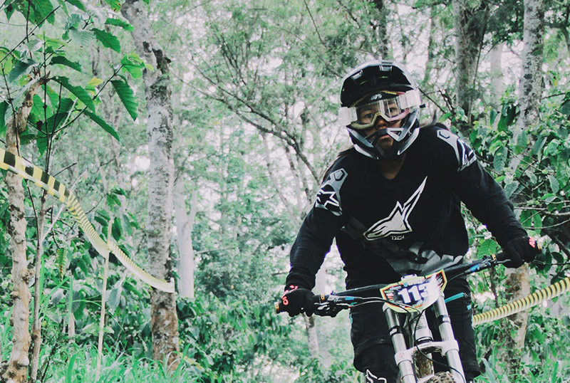 Dieser Fahrer trägt kein Neck Brace. Würdest Du eins tragen? Downhill Biker mit Helm und Protektoren.