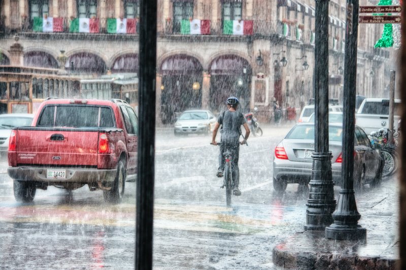 Fahrrad fahren mit dem Regenponcho 
