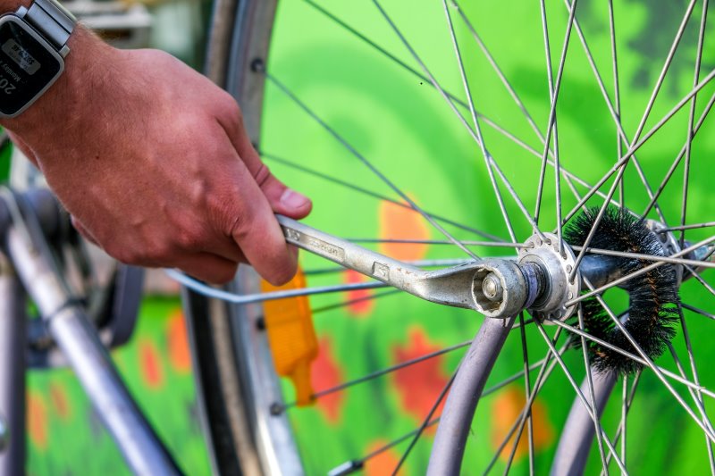 Werkzeug eines Fahrrad Multifunktionstool Werkzeug, mit dem ein Fahrrad repariert wird