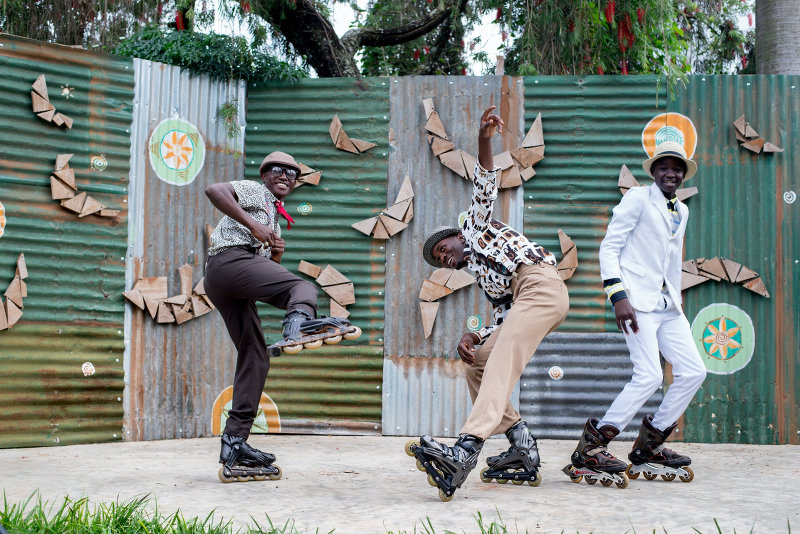 Freeskates im Test Junge Männer mit Freeskates posieren