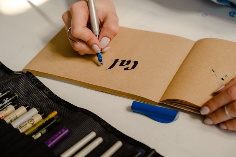Kalligrafie lernen mit einer Feder 