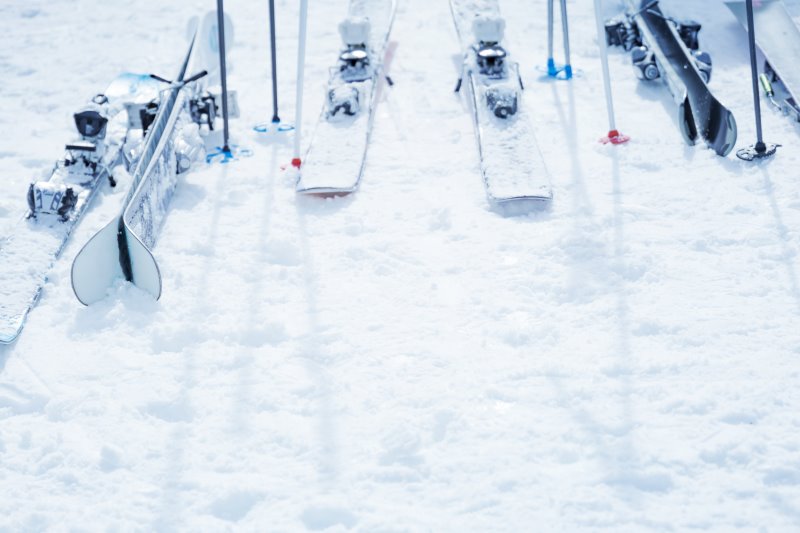 Ski liegen im Schnee Lawinenpiepser und LVS-Geraete und Marken
