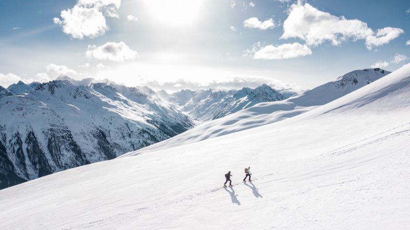 Zwei Personen machen einen Ski-Tour Lawinenpiepser und LVS-Geraet bei Skitour