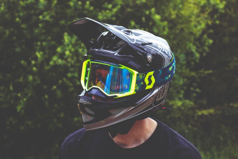 Mountainbiker mit Fullface-Helm