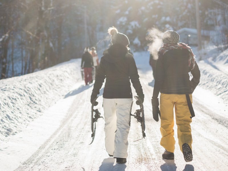 2 Perosnen im Schnee mit Skiausrüstung
