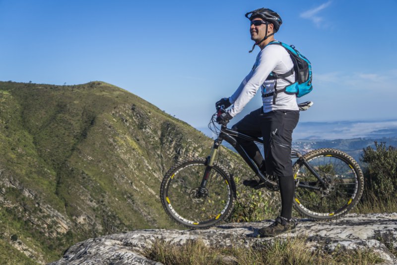 Mountainbikefahrer mit Mountainbikerucksack