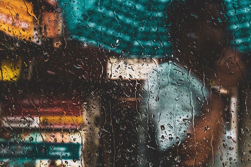 Regentropfen durch Fenster Regen durch ein Fenster betrachtet