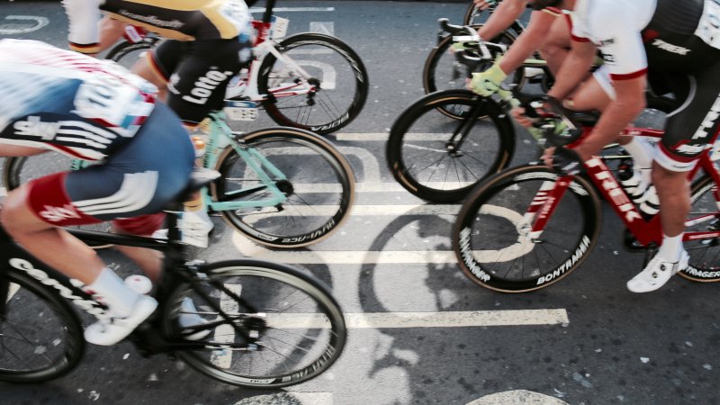 Ein Rennen unter Rennradfahrern mit bester Ausrüstung