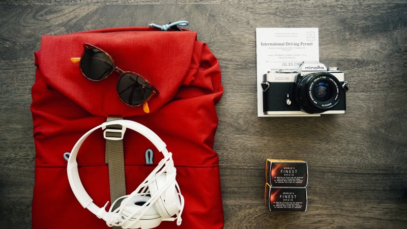 Rolltop Rucksack mit ausgepacktem Inhalt Rolltop Rucksack mit Inhalt