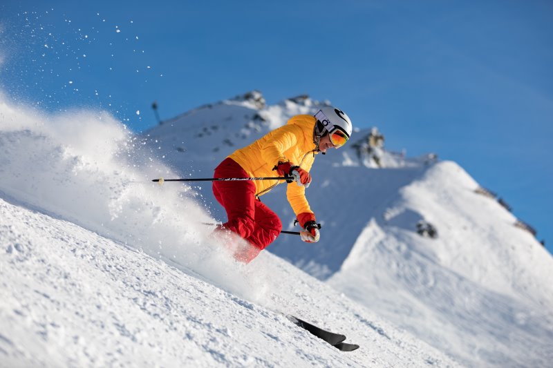 Skifahrer mit Helm und Skibrille Skifahrer mit Helm und Skibrille auf der Skipiste