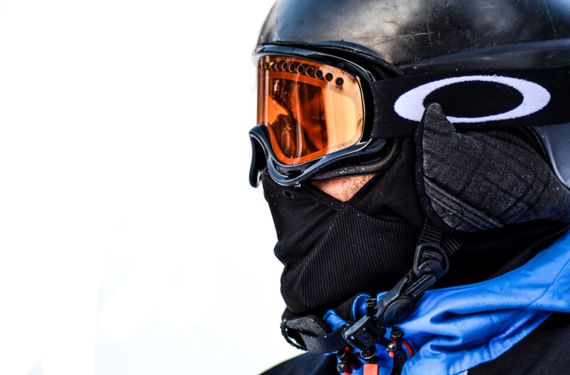 Skifahrer mit Helm, Skibrille und Skimaske