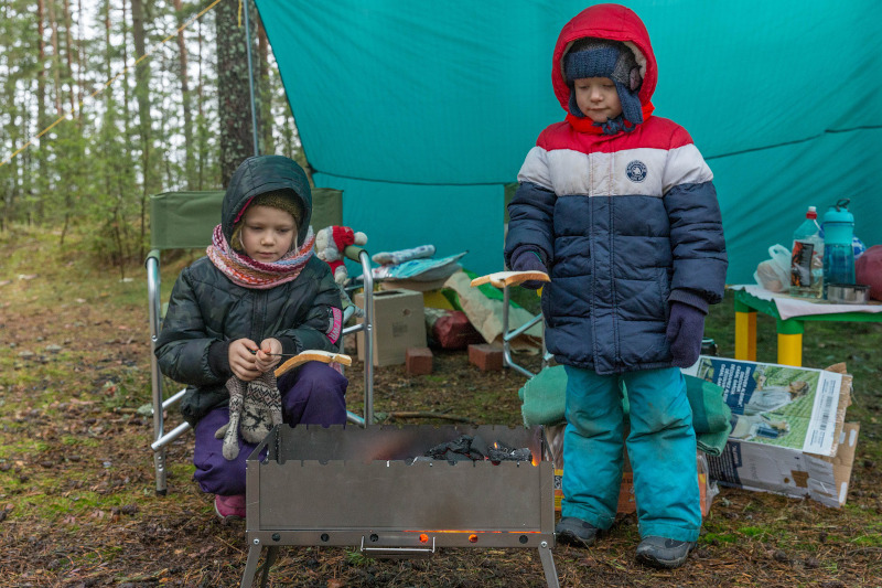 Kinder, mit dicken Jacken gekleidet