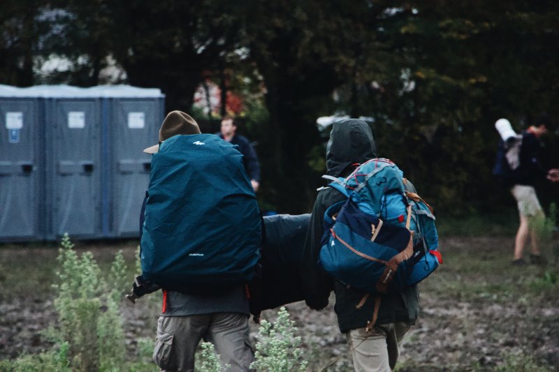 Camper bei Ankunft auf dem Campingplatz