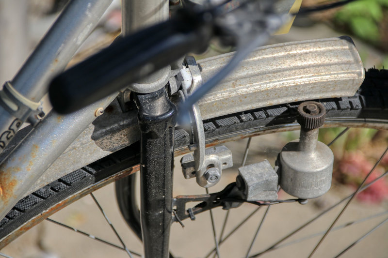 Ein Seitenläuferdynamo an einem Fahrrad. Ein Seitenläuferdynamo an einem Fahrrad.