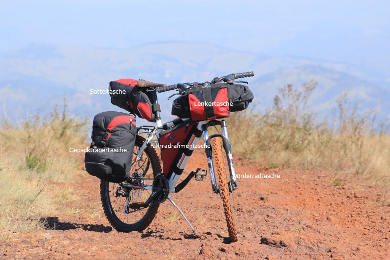 Alle möglichen Fahrradtaschen beschriftet Bikepacking mit Fahrradtaschen