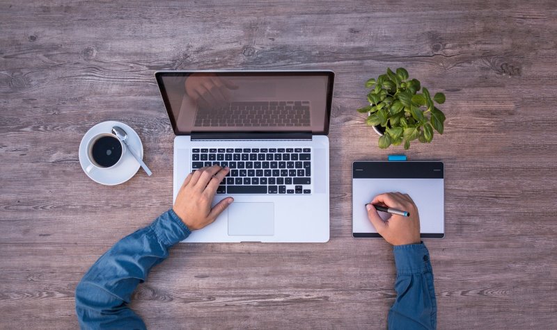 Laptop mit angeschlossenem Grafiktablet 