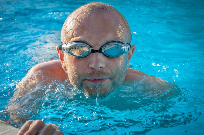 Nasenklammer mit Schwimmbrille Mann im Wasser mit einer Schwimmbrille