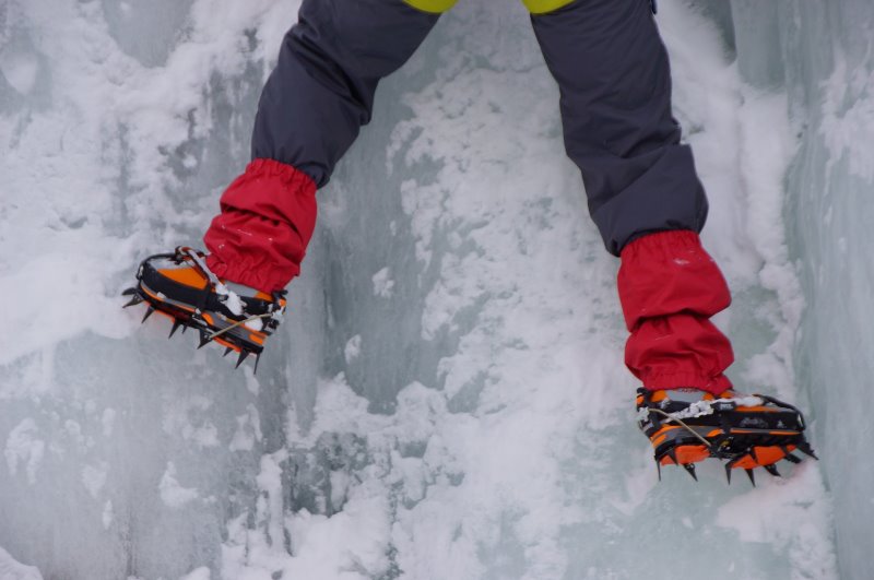 Für Gletscher und Eiswände zum Eisklettern gibt es spezielle Steigeisen.
