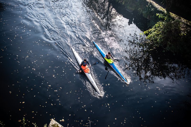 Zwei Kajakfahrer auf dem Fluss