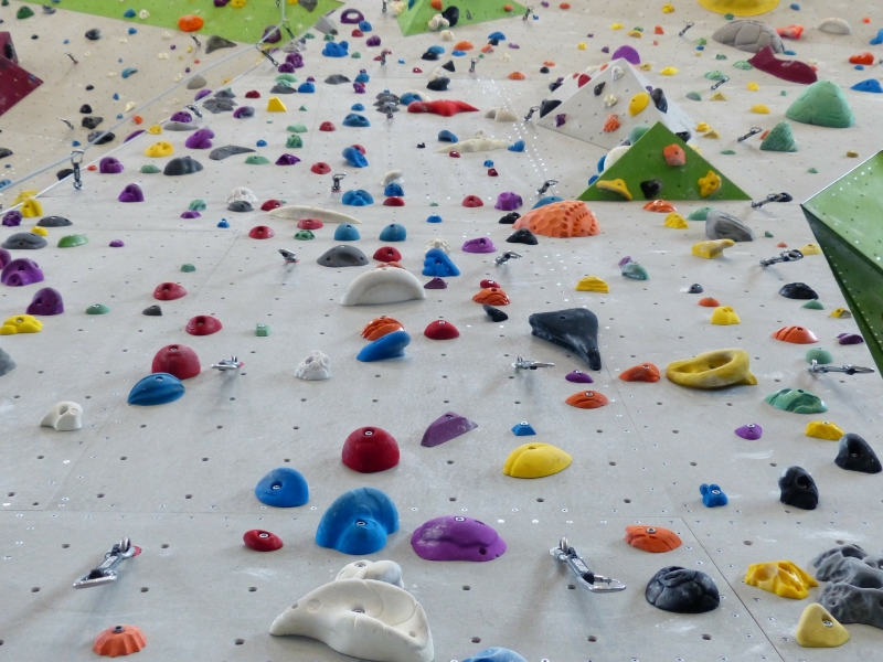 Eine Wand voller Klettergriffen
