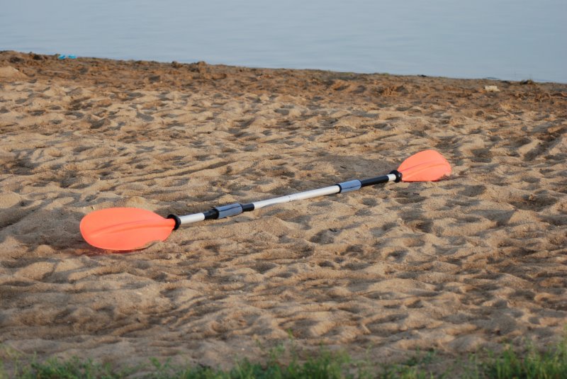SUP-Doppelpaddel liegt am Strand