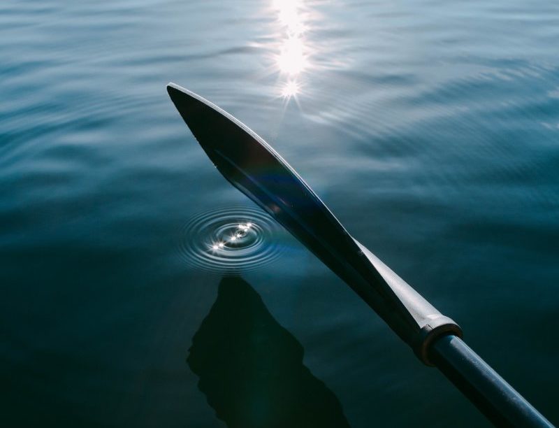SUP-Paddel Ansicht auf einem See mit Wassertropfen
