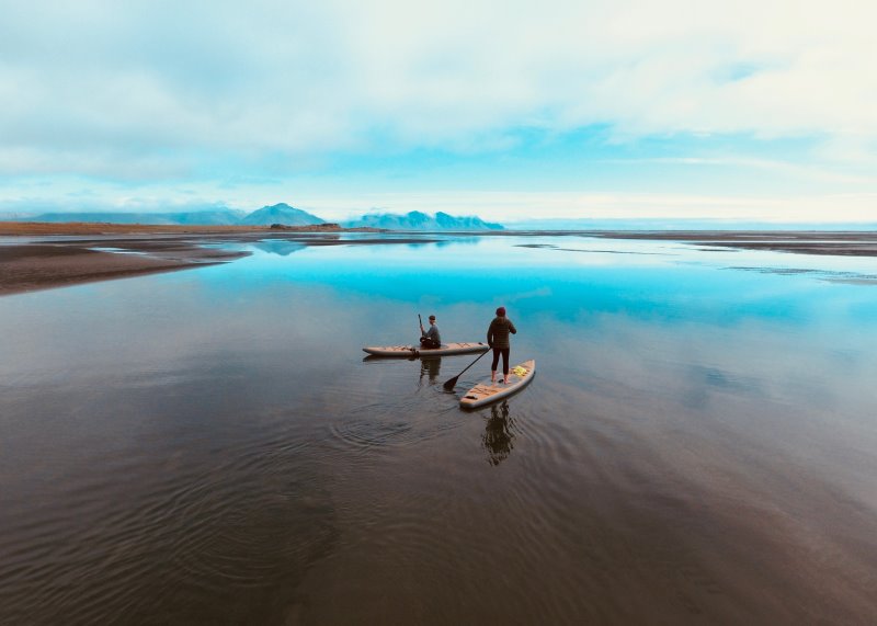 SUP-Tour auf einem See mit Doppelpaddeln