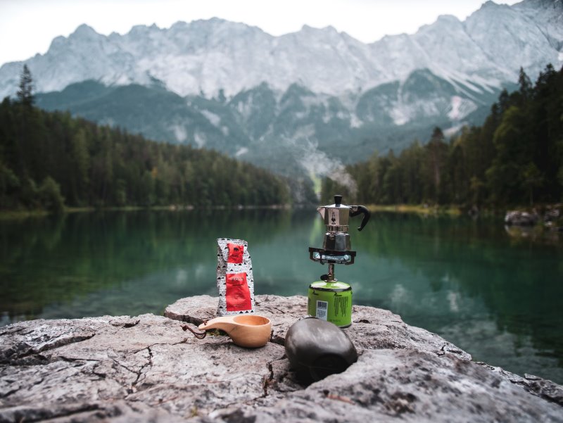 Kaffeekanne auf einem Gaskocher an einem Bergsee