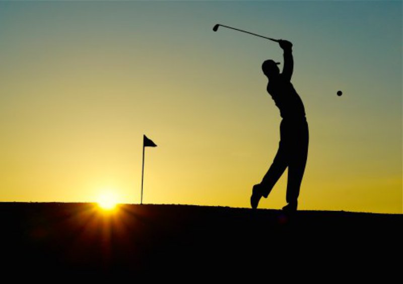 Golfspiel mit einem Golfschläger Golfspieler spielt mit seinem Golfschläger ein Golfspiel