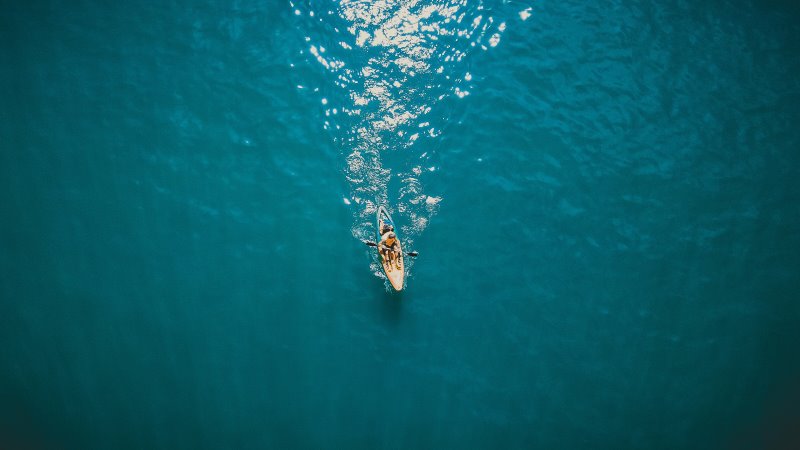 Kajak fürs Meer Kajak mit einer Person auf dem Meer