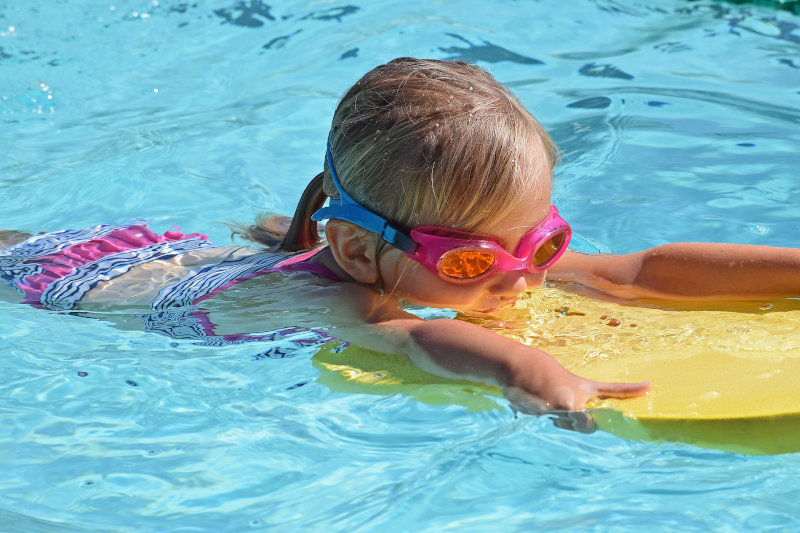 Kind beim Schwimmen mit einer Schwimmbrille 