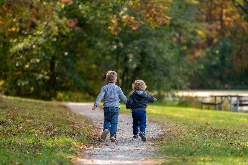Kinder beim Spielen Kinder beim Spielen im Freien