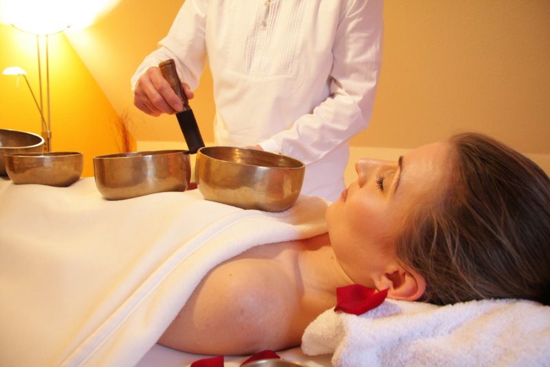 Klangmassage mit Therapieklangschalen Klangmassage