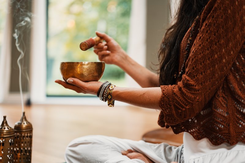 Eine Frau mit Klangschale Klangschalen bei der Meditation