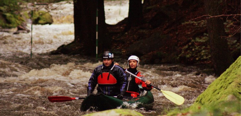 Zwei Personen paddeln im Fluss Paddeljacke Für Mann und Dame im Test