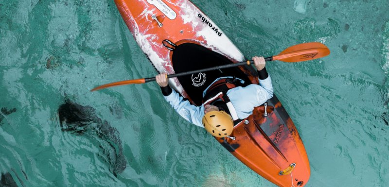 Person paddelt im Wasser Paddeljacke für Paddeln
