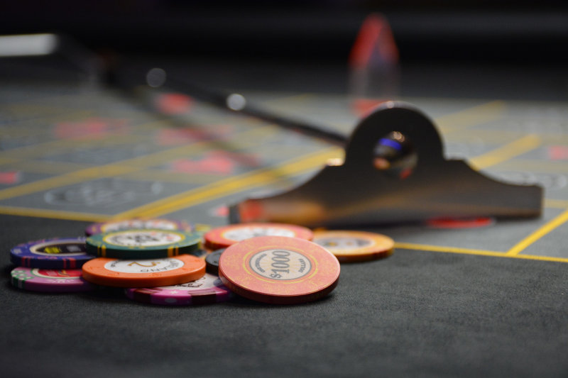 Poker spielen mit Chips auf einem Multifunktionstisch Pokertisch mit Schieber und Pokerchips