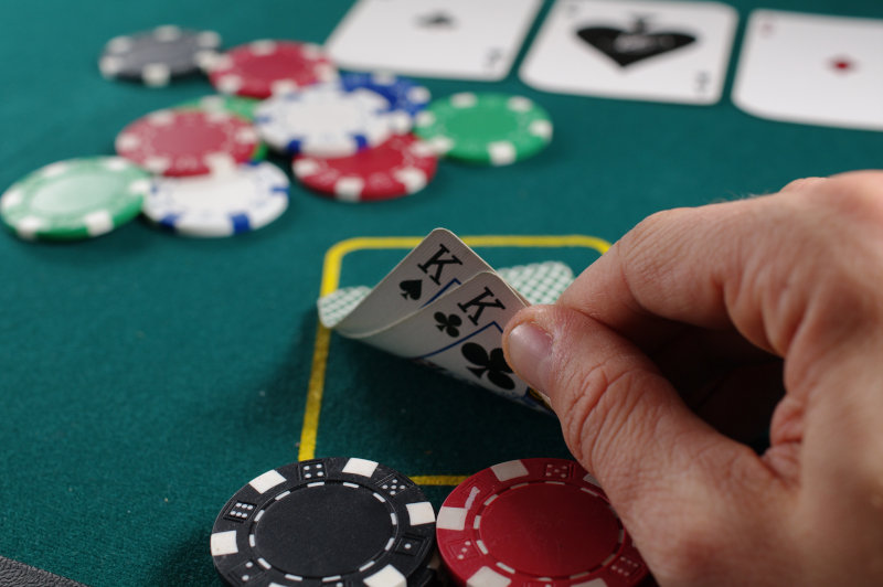Poker spielen auf einem Multifunktionstisch Poker spielen