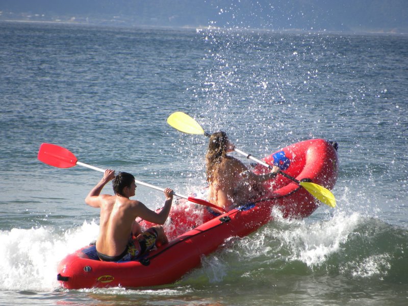 Schlauchboot im Meer Schlauchboot mit zwei Paddlern
